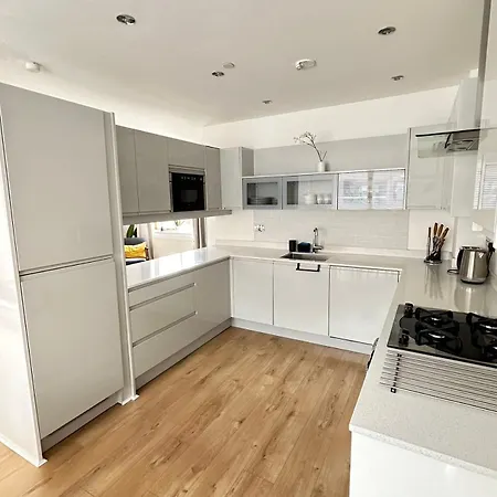 Spacious 4Br 4Ba Gated Townhouse With Balconies, Central Jq Birmingham Exterior photo