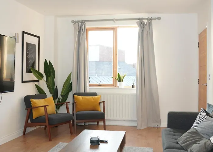Spacious 4Br 4Ba Gated Townhouse With Balconies, Central Jq
