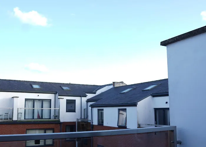 Spacious 4Br 4Ba Gated Townhouse With Balconies, Central Jq